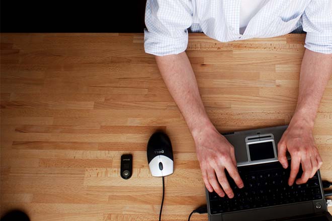main-tapant-clavier
